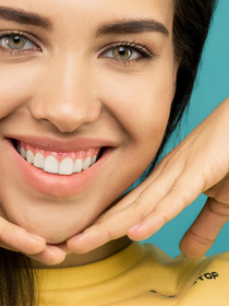 Abitudini Quotidiane per un Sorriso Luminoso e Sicuro di Sé