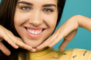 Abitudini Quotidiane per un Sorriso Luminoso e Sicuro di Sé